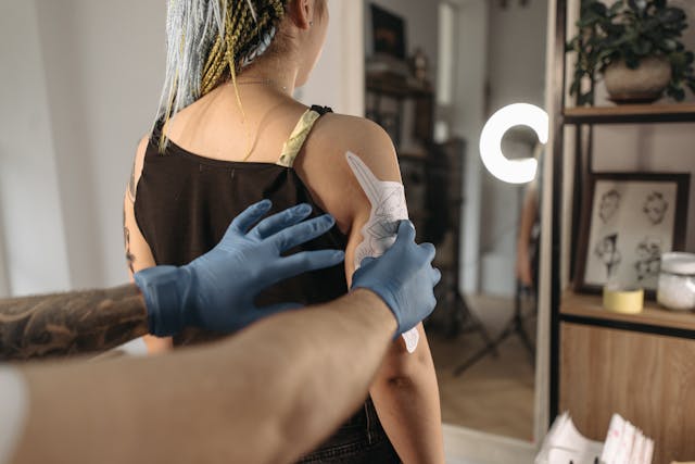 Medizinische Handschuhe und ihre Bedeutung in Tattoo-Studios